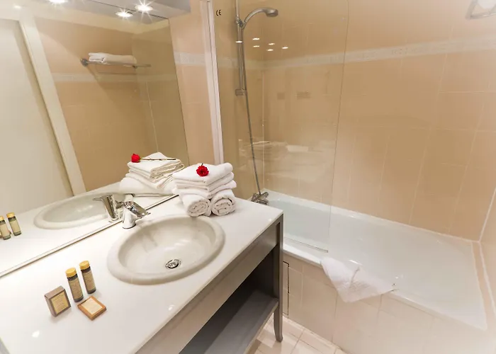 Champerret Heliopolis מלון 3*